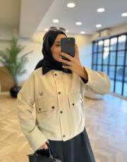 bej yaka kadife detaylı kısa treçnkot