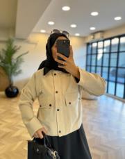 bej yaka kadife detaylı kısa treçnkot 2